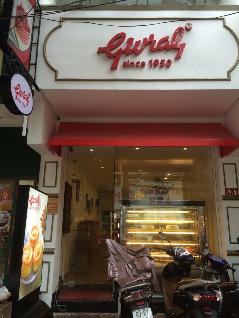 Ra đời từ năm 1950, Givral Bakery luôn khiến thực khách hài lòng với nét đẹp tinh tế của những chiếc bánh thơm ngon. 