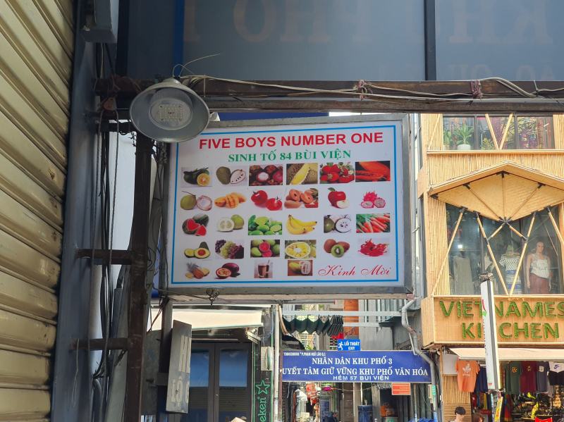 Sinh Tố Five Boys Number One là một trong những địa điểm nổi tiếng và phải thử khi bạn ghé thăm phố Tây Bùi Viện ở Sài Gòn. 