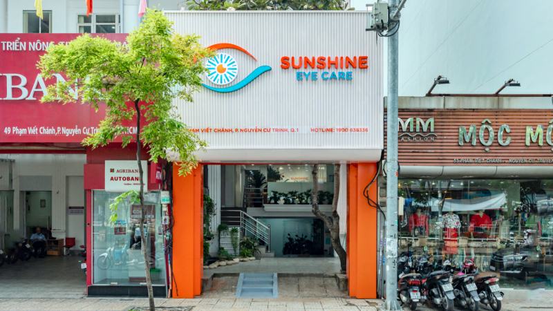 Sunshine Eye Care là Phòng Khám Chuyên Khoa Mắt đem đến những phương pháp điều trị hiện đại, hệ thống máy móc tiên phong và quy trình điều trị theo chuẩn quốc tế trong phẫu thuật khúc xạ điều trị cận - viễn - loạn - lão thị.