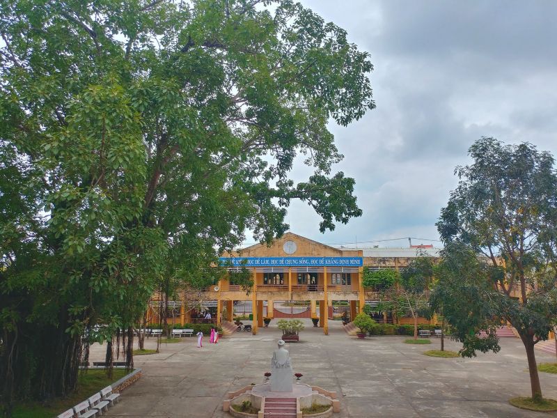 Trường THPT Trần Cao Vân