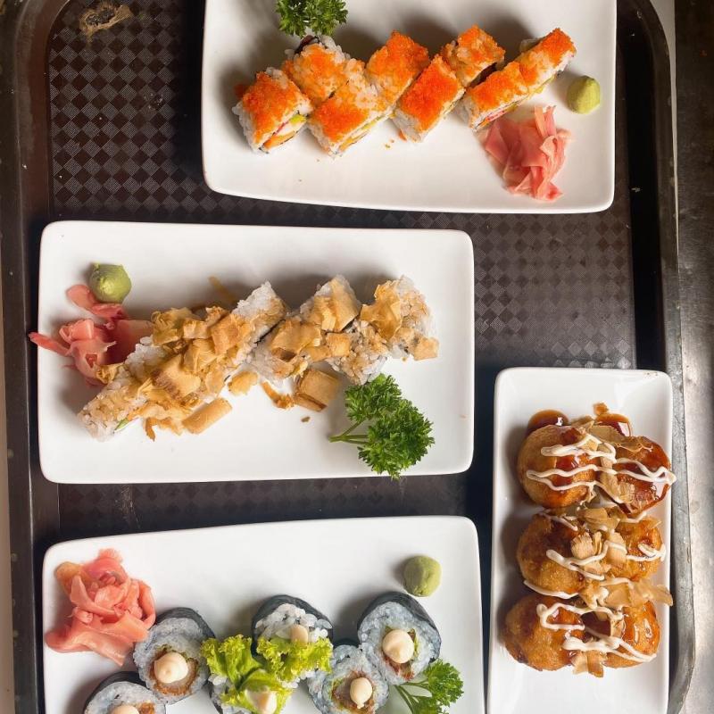Tsukimi Sushi Thủ Đức nổi bật với sushi trứ danh mang đậm phong vị Nhật Bản, hải sản luôn tươi ngon, cơm cuộn dẻo mềm được chế biến khéo léo và sạch sẽ từ chính bàn tay những đầu bếp Nhật Bản
