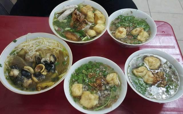 Topping gồm đậu rán, bò khô, nem chua rau muống, rau cải, giá, hành khô, lạc ...  Miến trộn ở đây có đủ gia vị măng, rau, xoài.    Hành phi giúp bạn cảm nhận mùi thơm và hương vị rất đặc trưng của nó