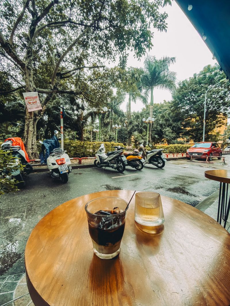 Tungbook Cafe có món cafe đen đá không đường là đặc trưng của quán mỗi khi nhắc đến bởi độ thơm ngon, mùi thơm của cafe giúp cho những 