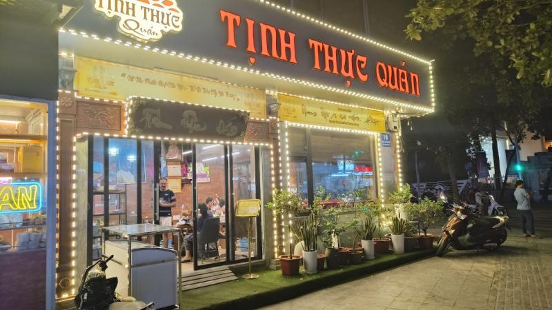 Tịnh Thực Quán là một trong những nhà hàng món chay nổi tiếng tại Hà Nội, là địa điểm thân thuộc cho các buổi gặp mặt gia đình, bạn bè, đồng nghiệp cùng tận hưởng không gian thanh tĩnh, mộc mạc