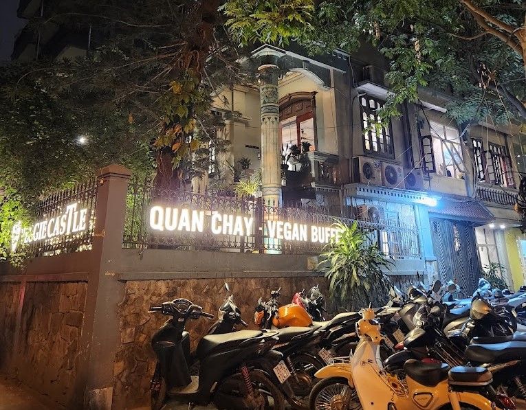 Veggie Castle là chuỗi nhà hàng buffet thuần chay tại Hà Nội. Được thành lập từ năm 2018 bởi những con người rất yêu thích ăn chay