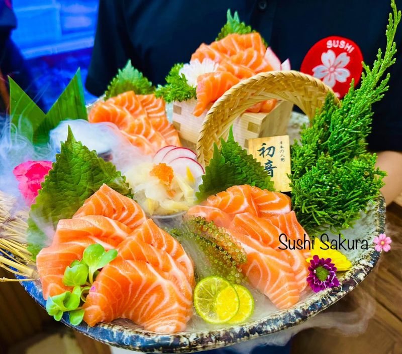 Món sashimi cá hồi là một món ăn tinh tế với những lát cá hồi tươi ngon, mềm mại, cắt mỏng và sắp xếp đẹp mắt. Cá hồi có hương vị béo ngậy, ngọt thanh, thường được thưởng thức cùng nước tương và wasabi, tạo nên trải nghiệm ẩm thực tinh túy của Nhật Bản