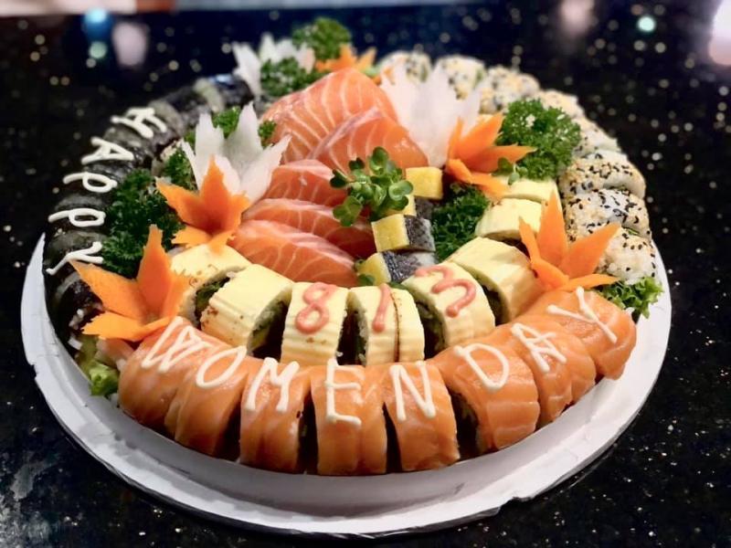 Cá hồi sống nói riêng và hải sản nói chung ở Wada sushi luôn tạo được nét riêng với thực khách bởi độ thơm béo, hải sản luôn tươi sống mang đậm hương vị biển cả Nha Trang ăn cùng mù tạt xanh cay bùi để lại trong lòng thực khách những ấn tượng khó quên