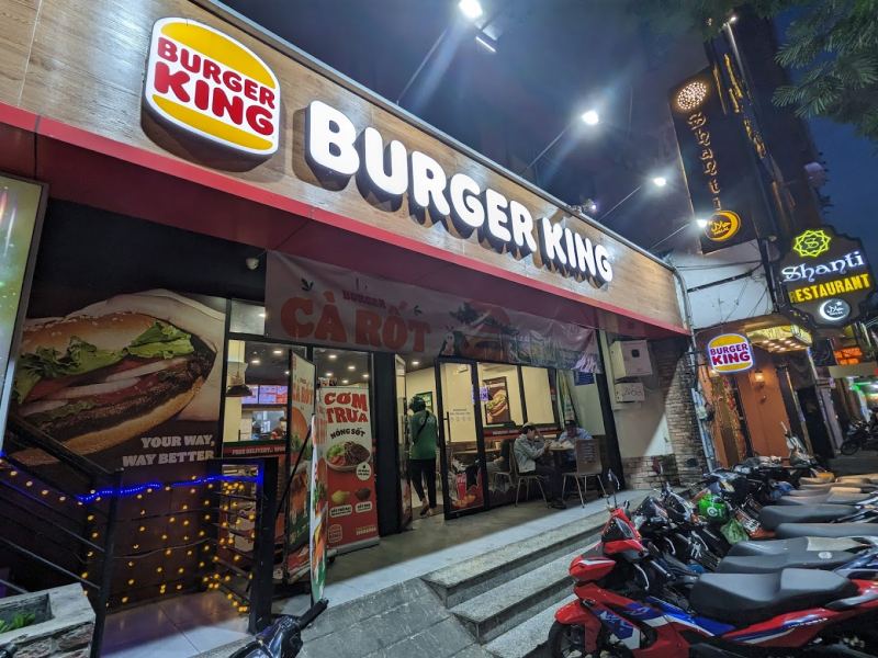 Sở dĩ Burger King được nhiều người biết đến là do các đồ ăn nhanh ở đây đều được chế biến cẩn thận và vô cùng đẹp mắt bởi các đầu bếp chuyên nghiệp