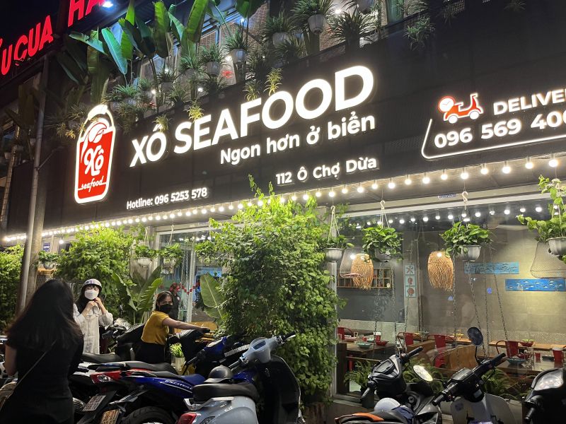Xô Seafood Ô Chợ Dừa, chuyên về hải sản và lẩu, với nguồn nguyên liệu tươi mới, được lựa chọn trực tiếp tại Cà Mau