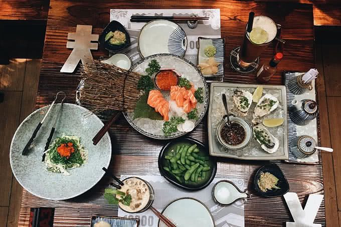 Từng lát cá hồi, cá trích, cá ngừ đại dương tươi ngon được đặt trên đĩa đẹp và nên thơ như một khu vườn nhỏ đặt trước mặt thực khách. Bên cạnh sashimi, sushi, thực khách không thể bỏ qua nhiều món ăn khác chế biến từ hải sản tươi theo phong cách Nhật như Salad rong biển và trứng cá chuồn, Carpaccio cá Chẽm sốt mè.