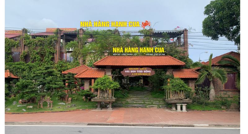 Hạnh Cua - Nhà Hàng Hải Sản Tươi Sống không chỉ mang đến cho thực khách những lựa chọn về không gian riêng tư ấm cúng đến từ các phòng VIP mà còn sẵn sàng khuấy động bữa tiệc thêm vui qua khu vực sân thượng thoáng đãng với sức chứa lớn cho những buổi off team đông đảo