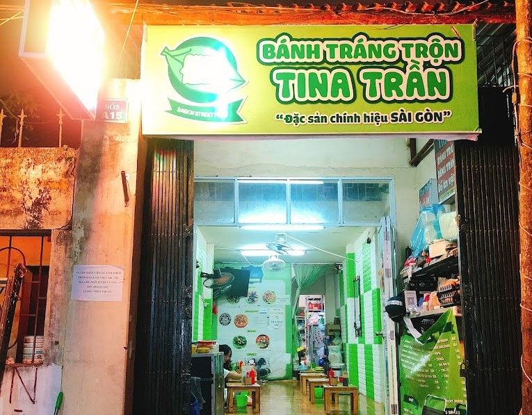 Bánh tráng trộn Tina Trần là quán bánh tráng trộn nổi tiếng nhất phố Chùa Láng
