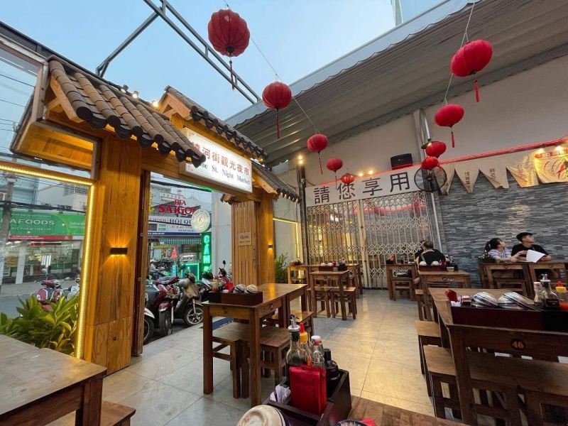 Đến Raohe Ẩm Thực Đài để thưởng thức những món ăn đậm chất Đài, với không gian thoáng mát, thiết kế theo phong cách đường phố Đài Loan